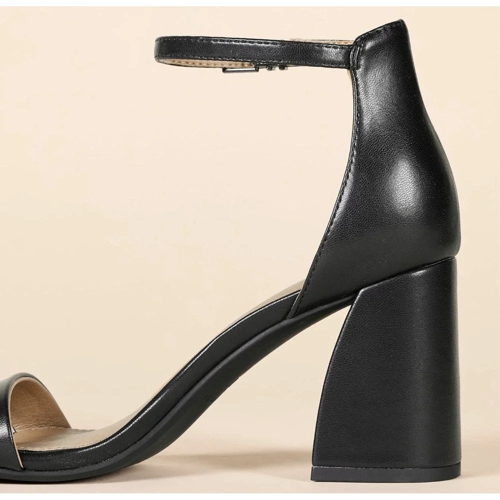 Essentials Women's Ankle Strap Block Heel Nola Sandals Black Size 9 M US